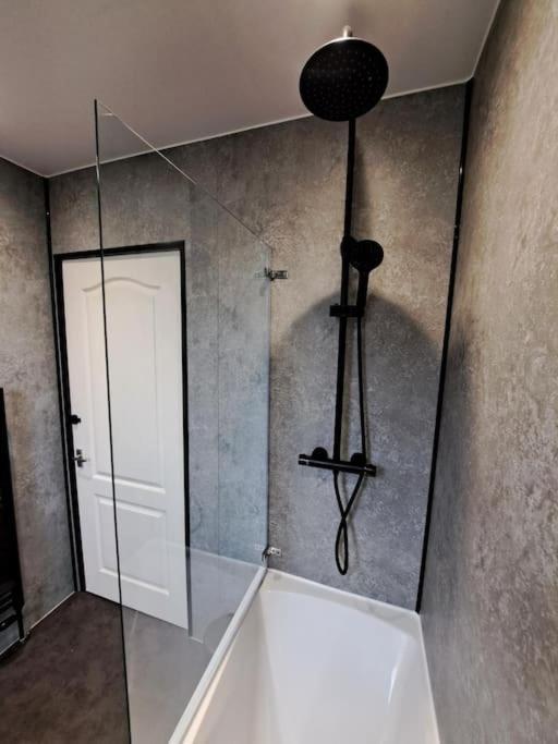 Glasgow Apartment Close To The Airport 伦弗鲁 外观 照片
